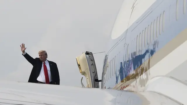 特朗普登上空军一号