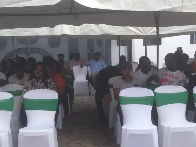 Àwọn ẹbí àtàwọn àbániẹ́kdùn nílé olóògbé