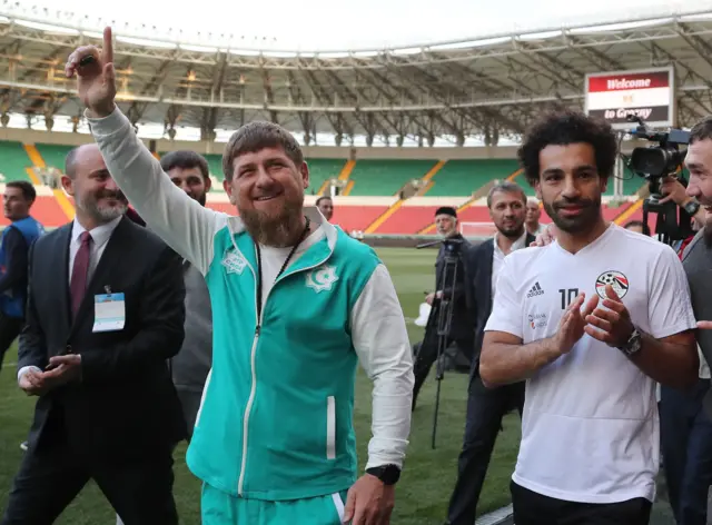 قديروف مع صلاح أثناء جولة في الملعب الذي يتدرب فيه المنتخب المصري. (10 يونيو/حزيران، 2018)