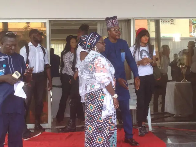 Àwọn àlejò ní ìta ilé olóògbé Abiola