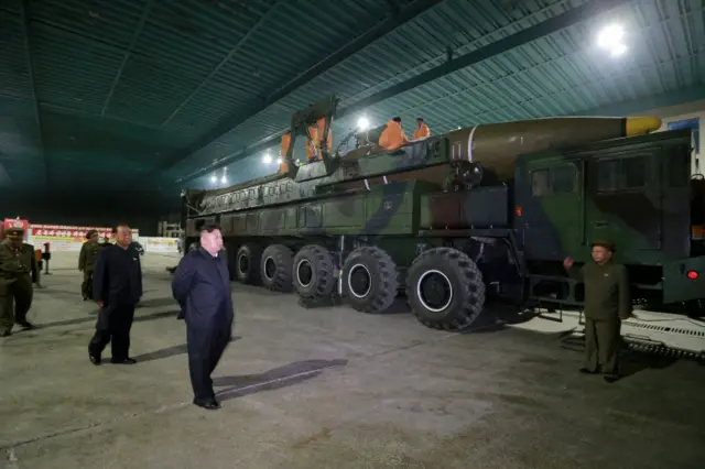 ông Kim Jong-un quan sát tên lửa địa đạo xuyên lục địa Hwasong-14 hồi ngày 5/7/2017