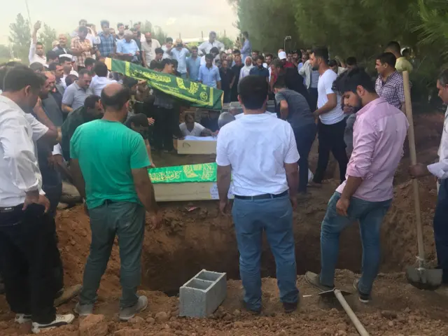 Celal Şenyaşar ve Adil Şenyaşar toprağa verilirken