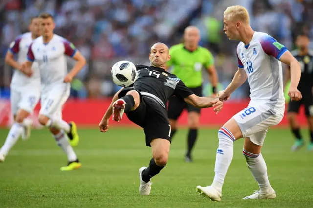 خافيير مشارانو من المنتخب الأرجنتيني يسيطر على الكرة رغم الضغط