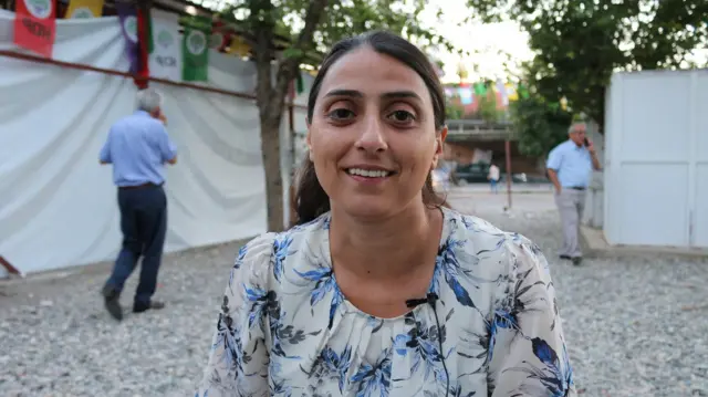 Feleknas Uca HDP lokali diye adlandırılan seçim çadırında