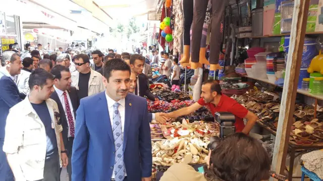 Gıda Tarım ve Hayvancılık Bakanı Ahmet Eşref Fakıbaba'nın Suruç tokalaşması