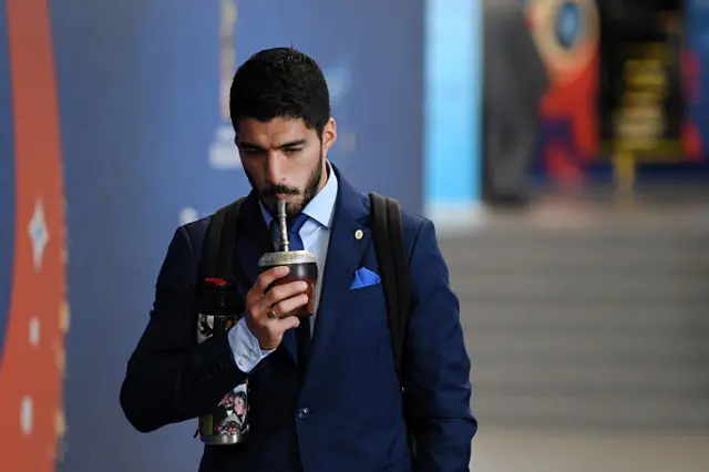 سواريز في طريقه إلى الملعب