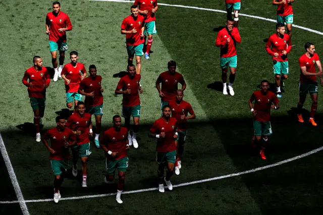 المنتخب المغربي يجري تمارين الإحماء قبل مواجهة البرتغال