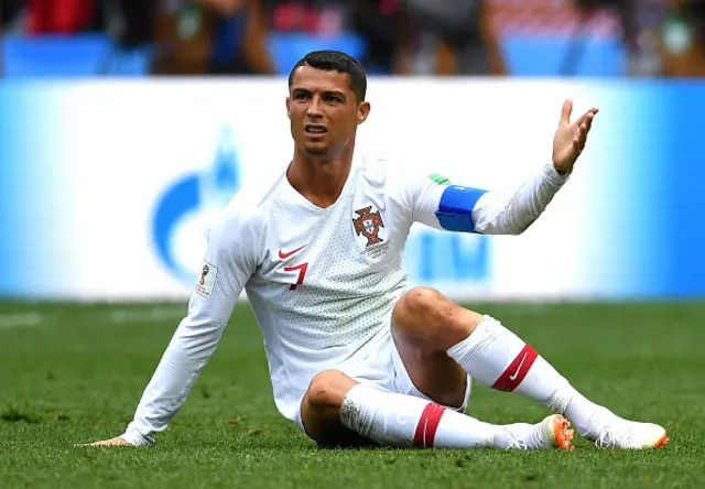 رونالدو بعد تعرضه لعرقلة من قبل لاعب المنتخب المغربي