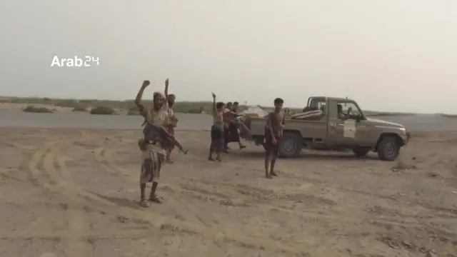 مسلحون يمنيون موالون للتحالف العربي بقيادة السعودية بالقرب من مطار الحديدة.