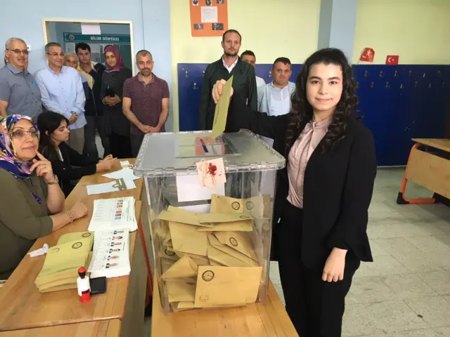 Türkiye'nin en genç milletvekili adayı 18 yaşındaki Elif Nur Bayram