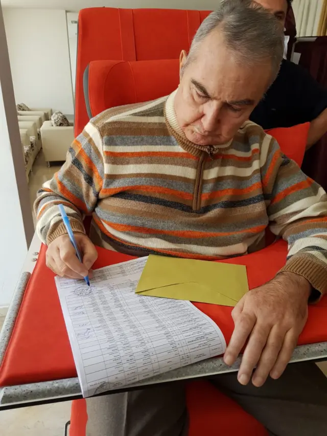 Deniz Baykal oy kullanıyor