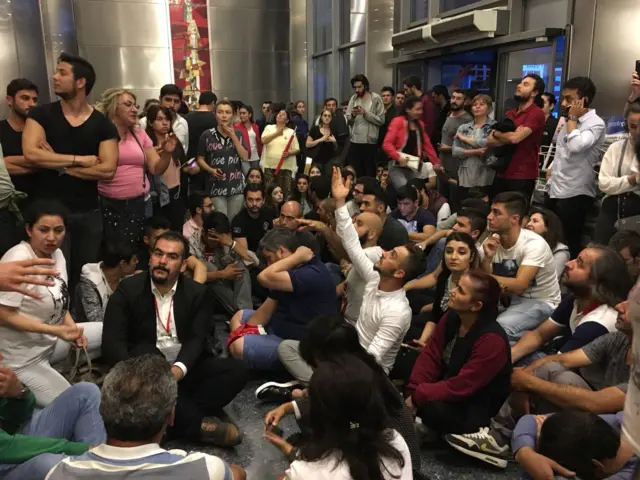 Oturma eylemi yapan CHP'liler