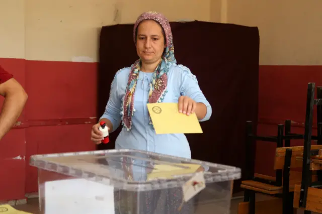 Mersin'de oy kullanan bir kadın.