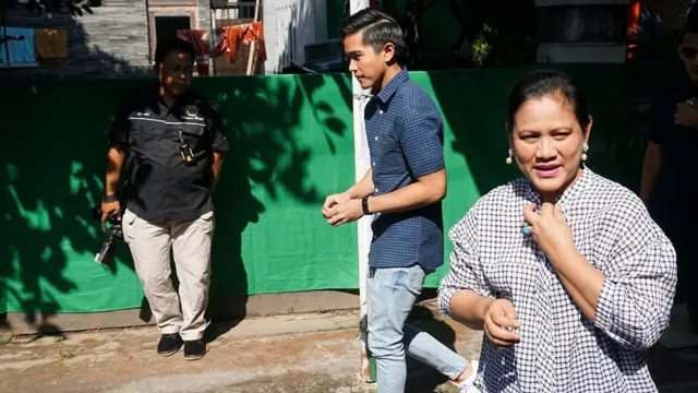 Gibran Rakabuming Raka datang ke TPS, ditemani ibu negara Iriana Widodo
