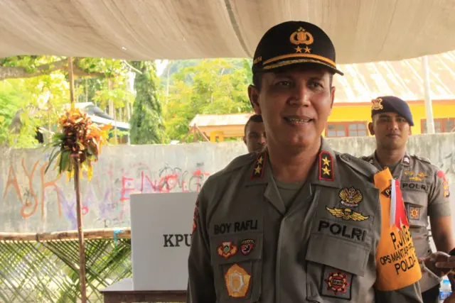 Kapolda Papua, Irjen Boy Rafli Amar, meninjau sebuah TPS.