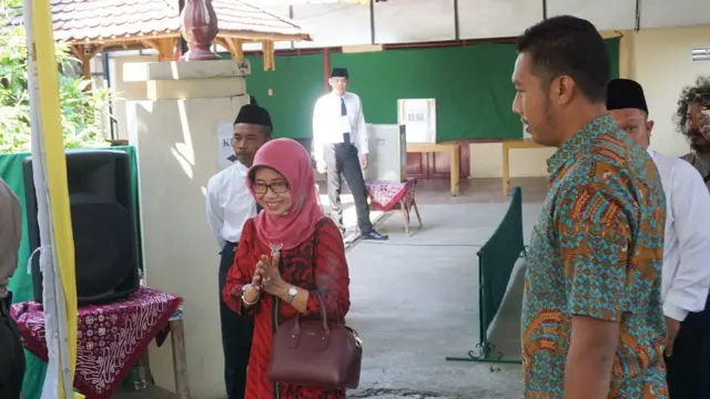 Ibunda Presiden Jokowi, Sujiatmi Notomiharjo datang ke TPS cukup pagi, bersama cucu-cucunya.