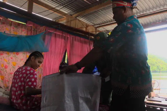 Adelina Sembra yang mengalami patah kaki akibat kecelakaan motor mencoblos di rumahnya di kawasan Abepantai,