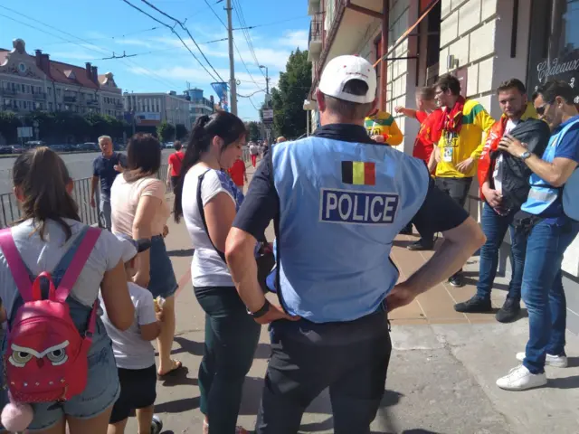 человек в форме бельгийской полиции
