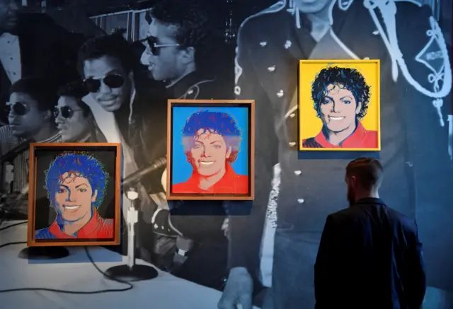 صُنف مايكل جاكسون كواحد من أكثر الموسيقيين شهرة وشعبية ومبيعاً للأسطوانات في العالم.