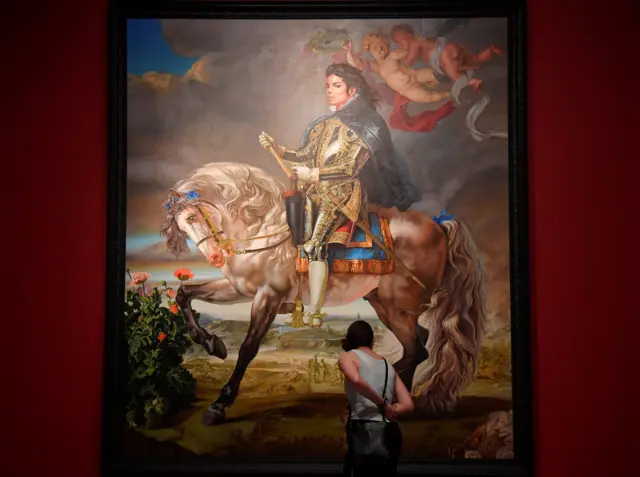 ويضم المعرض أعمال 48 فنانًا وفنانة، من أبرزهم أندي وارهول الذي كان أول من رسم ملك البوب سنة 1984.