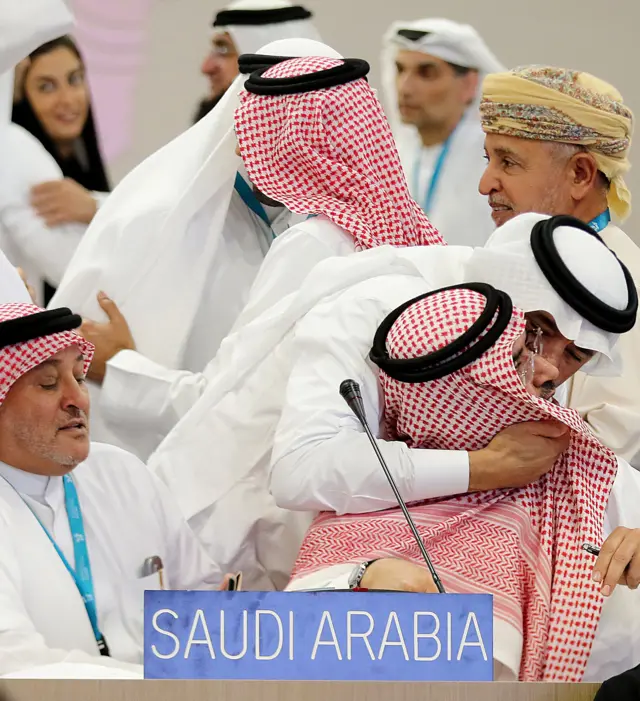 فرحة الوفد السعودي بعد اختيار الأحساء من قبل لجنة اليونسكو.