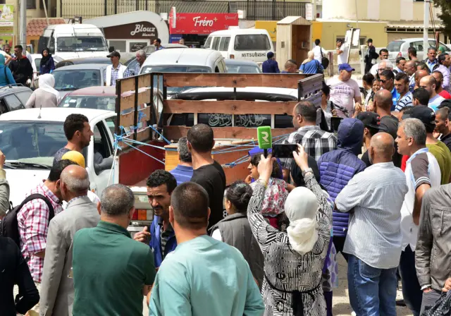 أهالي الضحايا يستلمون جثث أبنائهم الغرقى