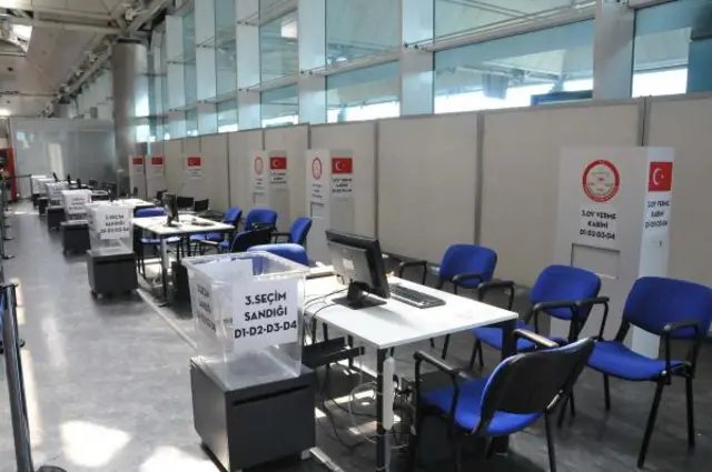 Havalimanındaki sandıklar