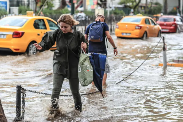 İstanbul'da su basan bir yol