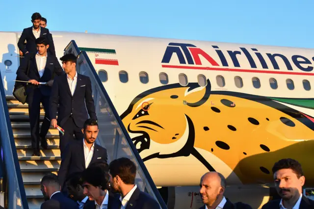 أعضاء المنتخب الإيراني لكرة القدم لدى وصولهم إلى العاصمة الروسية موسكو. (5 يونيو/حزيران، 2018).
