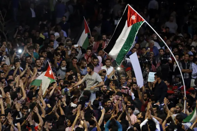 انفجرت المظاهرات الغاضبة ضد قرارات الحكومة برفع أسعار الوقود ومشروع قانون فرض الضرائب الجديد على الدخل، كجزء من برنامج إصلاح اقتصادي طلبه صندوق النقد الدولي. واعتصم المئات بالعاصمة عمان، في واحدة من أكبر الاحتجاجات التي يشهدها الأردن منذ سنوات.