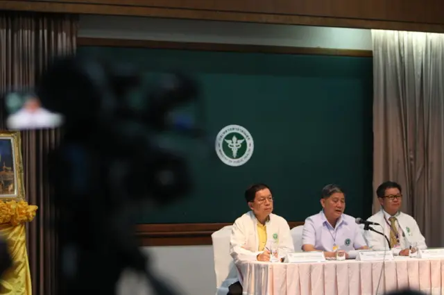 ปลัดสธ. นำทีมแถลงข่าว