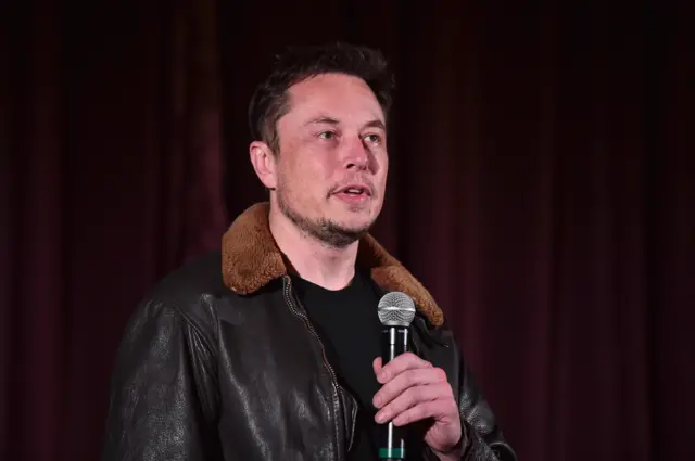 Elon Musk là CEO của SpaceX và Tesla