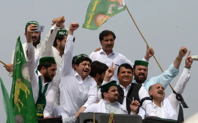 نواز واپسی