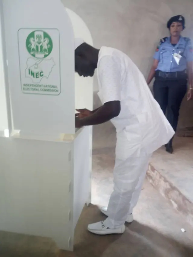 Ẹlẹka ti dìbò láì lo ẹ̀rọ kaadi idibo