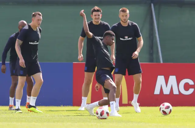 بعض اللاعبين في المنتخب الإنجليزي أثناء التدريبات.