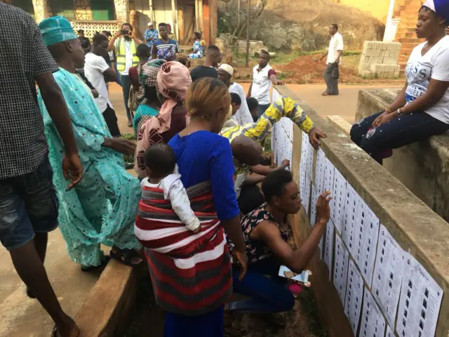 Àwọn oludibo ń yẹ orukọ wọn wò lara ogiri