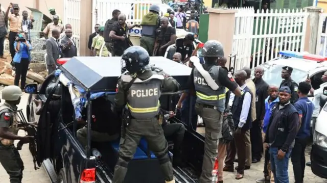 Fayoṣe ni àwọn agbófinró ti já ìdìbò gbà lọ́wọ́ INEC