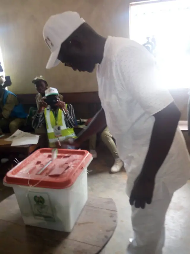 Ẹlẹka ti dìbò láì lo ẹ̀rọ kaadi idibo