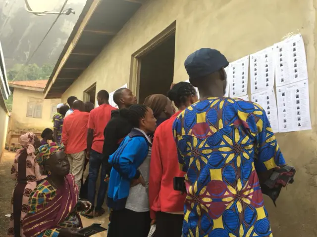 Àwọn oludibo ń yẹ orukọ wọn wò lara ogiri