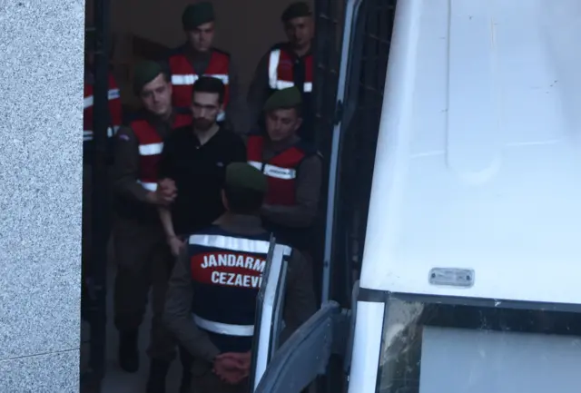 Türkiye'de tutuklanan iki Yunan askerinden biri