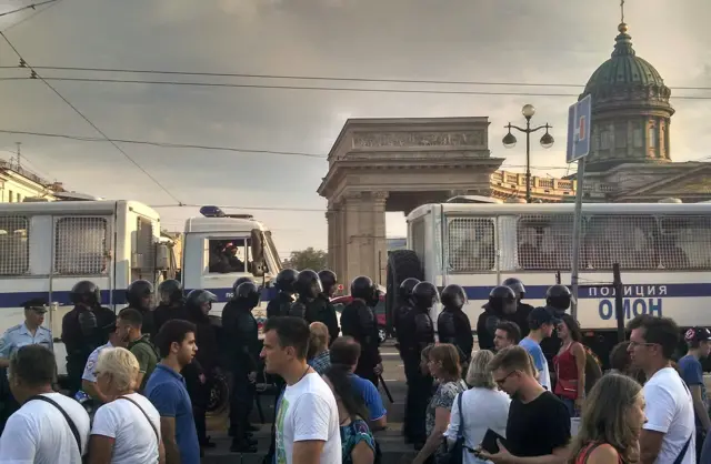 Автозаки возле Исаакиевского собора
