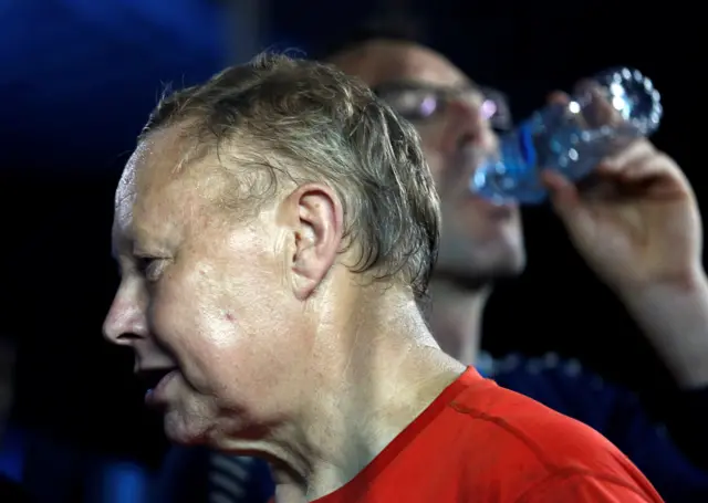 โรเบิร์ต ชาร์ลส ฮาร์เปอร์ และจอห์น โวลานเธน ทีมกู้ภัยจากอังกฤษ