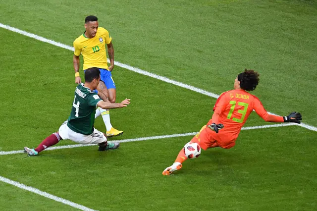 حارس المكسيك يتصدى لتسديدة نيمار