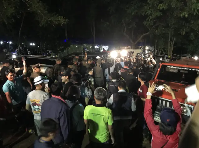 บรรยากาศจากหน้าถ้ำหลวง