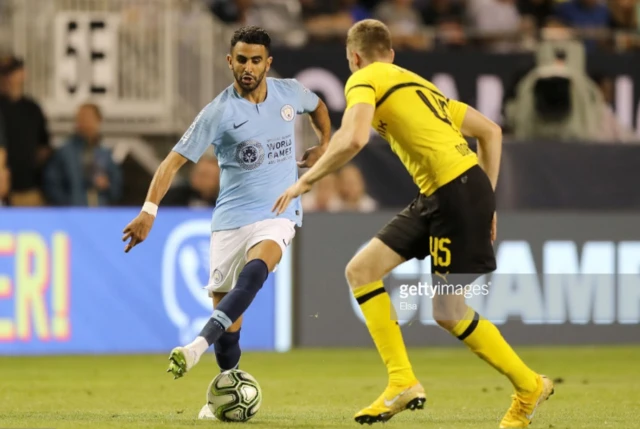 محرز في إحدى محاولات الاقتراب من مرمى بوروسيا دورتموند.