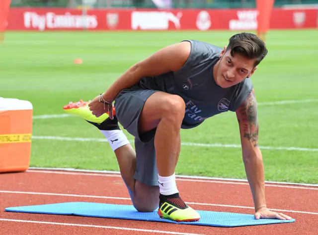 أوزيل في جلسة تدريبية في سنغفورة مع فريق أرسنال الإنجليزي