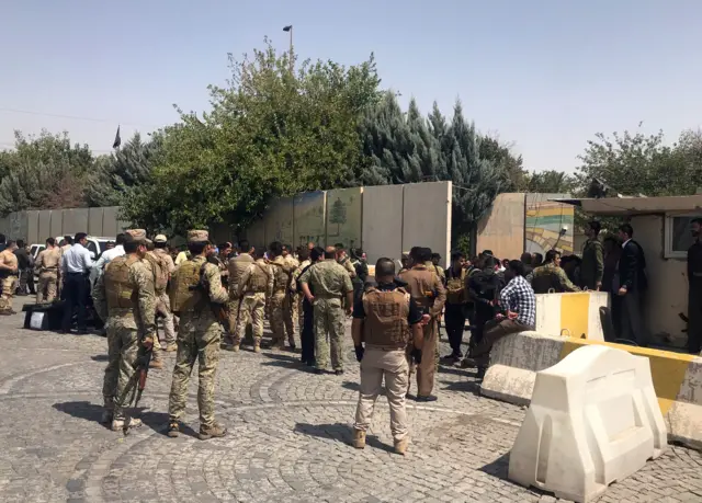 قوات الأمن الكردية قرب المبنى الحكومي في أربيل أثناء الحادث الأمني