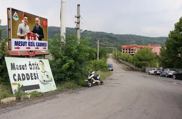 استبدال لافتة شارع أوزيل في تركيا بصورته مع أردوغان بقميص أرسنال
