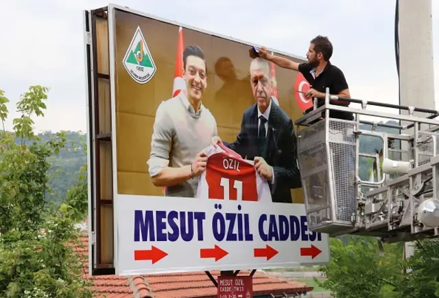 استبدال لافتة شارع أوزيل في تركيا بصورته مع أردوغان بقميص أرسنال