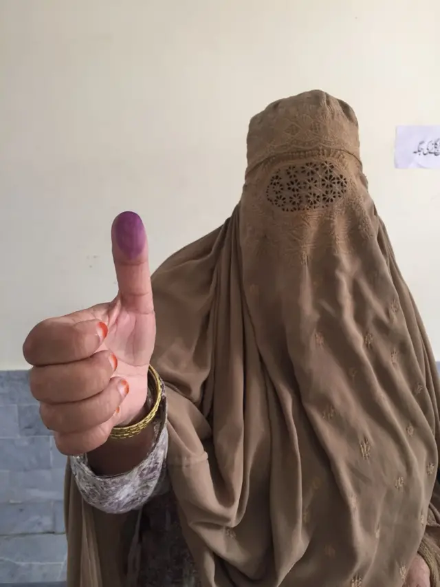 خاتون ووٹ ڈالتے ہوئے